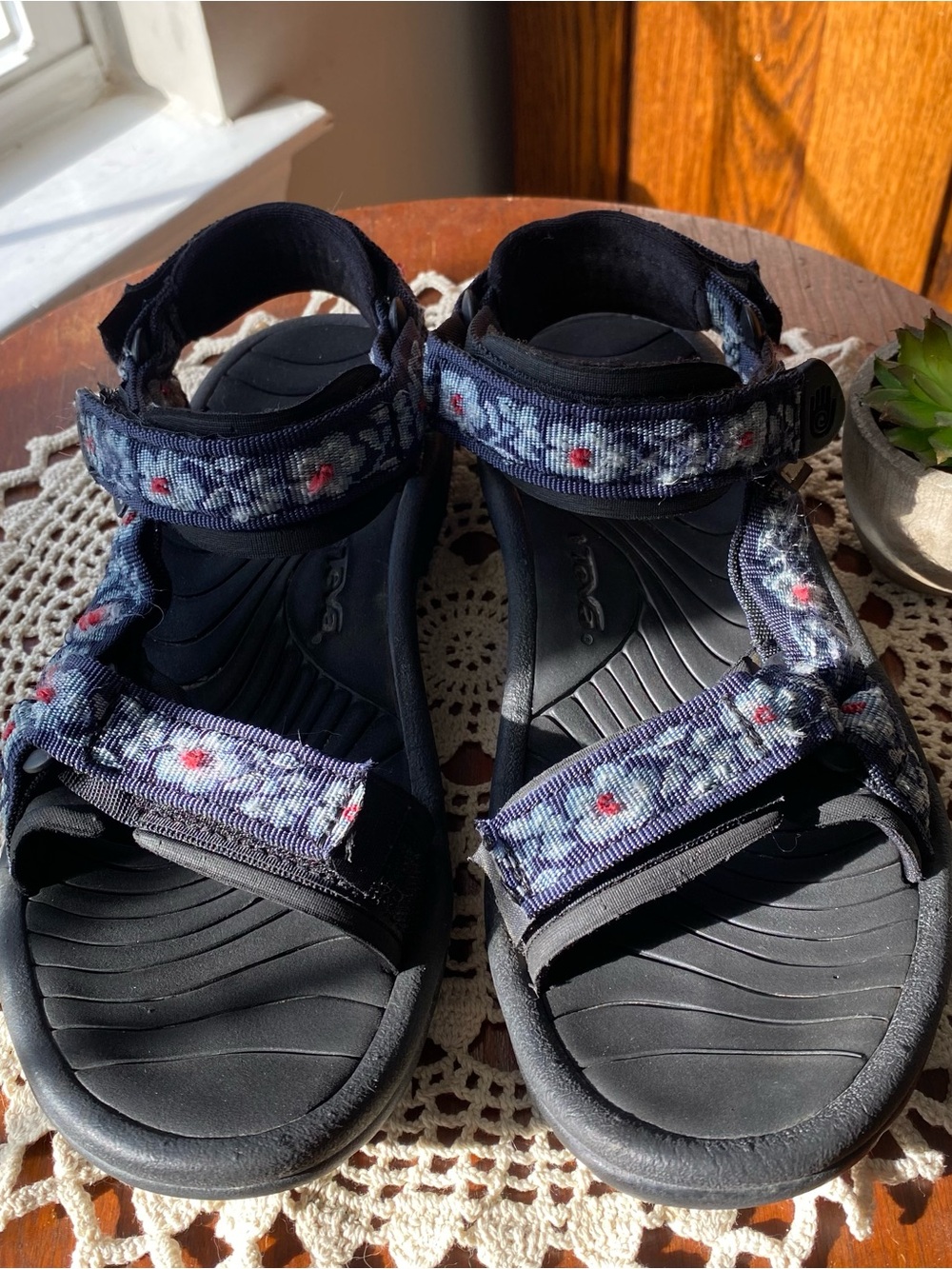 Teva Navy Floral Strap Sandals Size 7 EUC